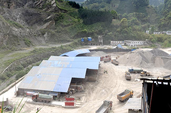 四川樂山市龍門溪礦業時產400噸石料生產線